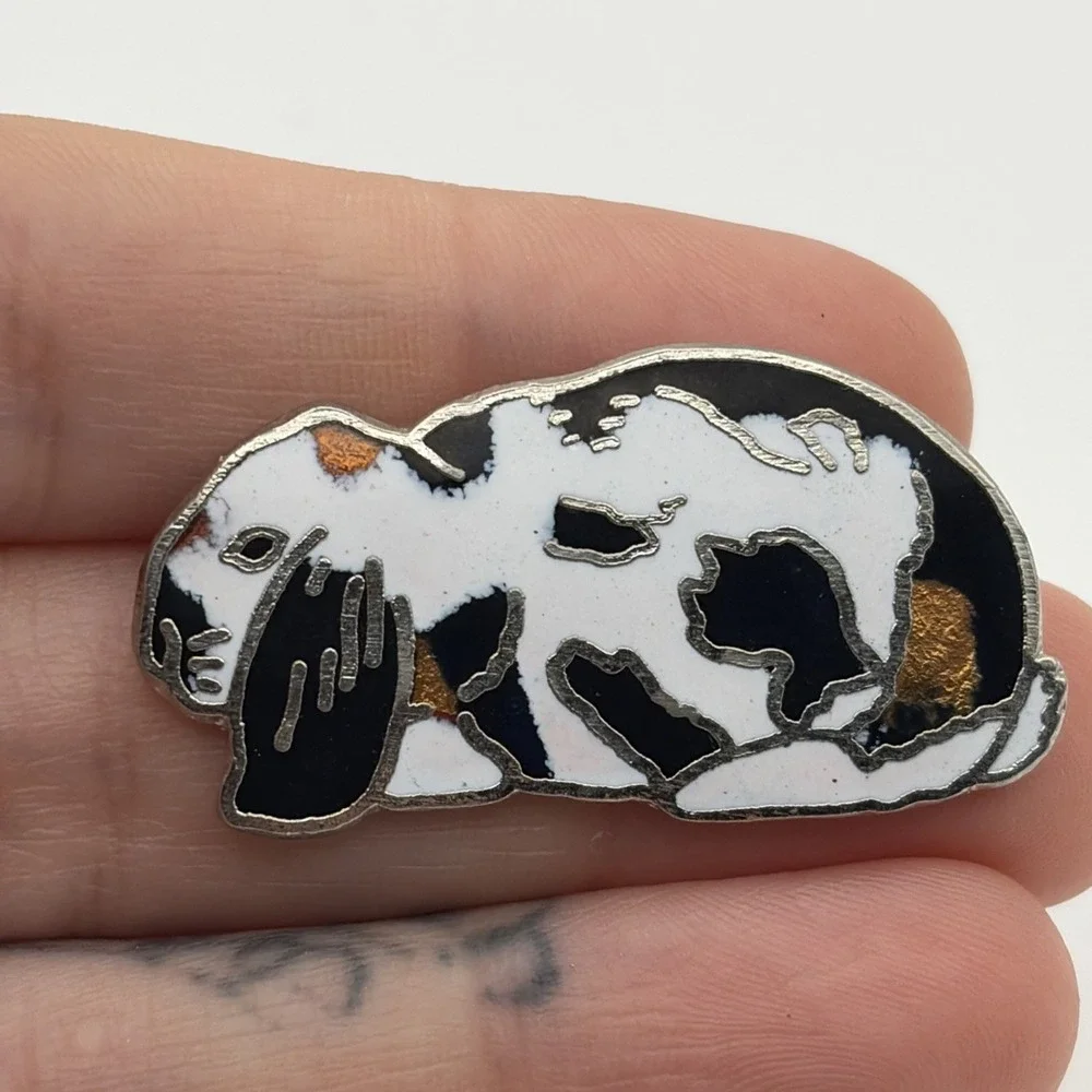 Vintage Mafco Spotted Bunny Rabbit Brown Black White Animal Lapel Hat Pin‎